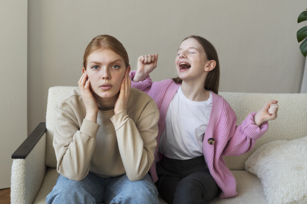 kobieta z ADHD zasłaniająca uszy przed krzyczącym dzieckiem