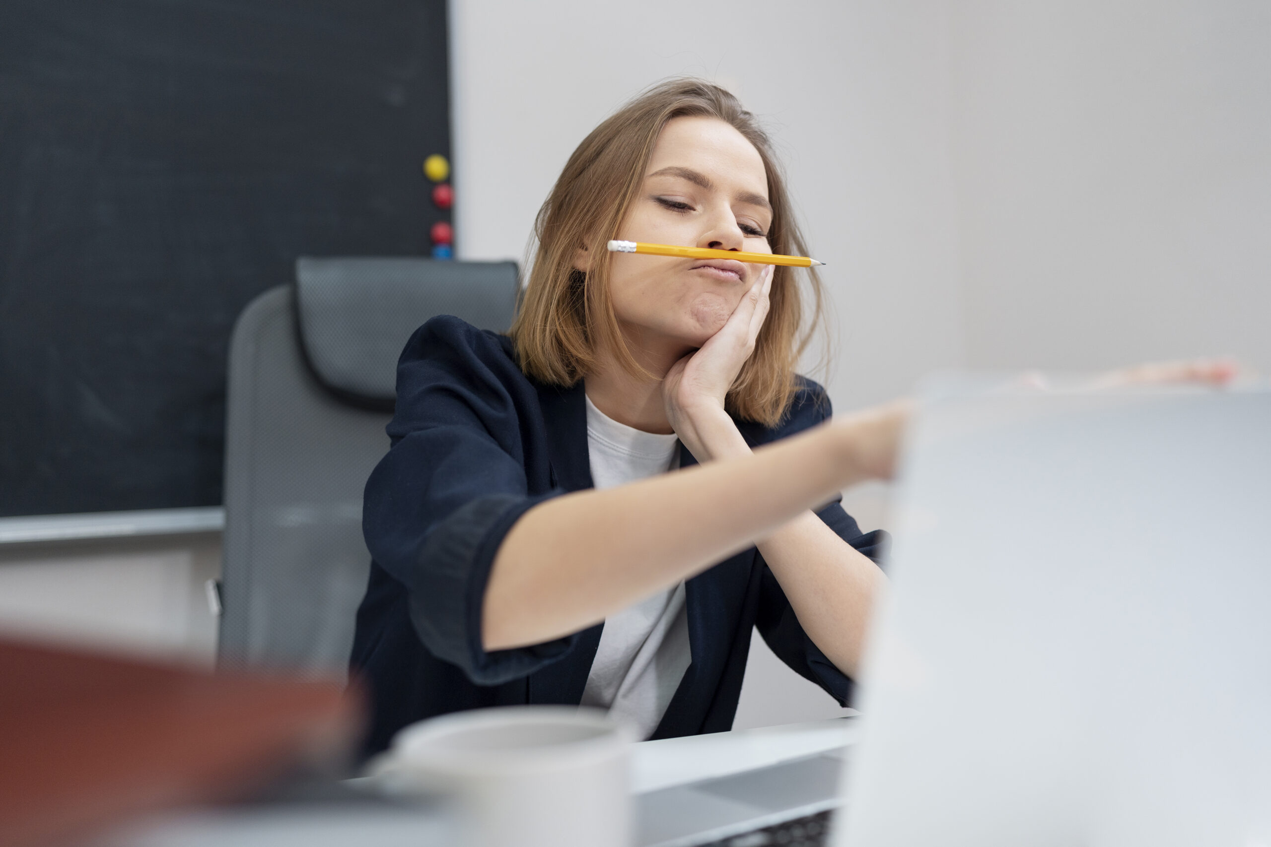 Kobieta siedząca przy biurku analizująca objawy ADHD u dorosłych w gabinecie neuropsychologa